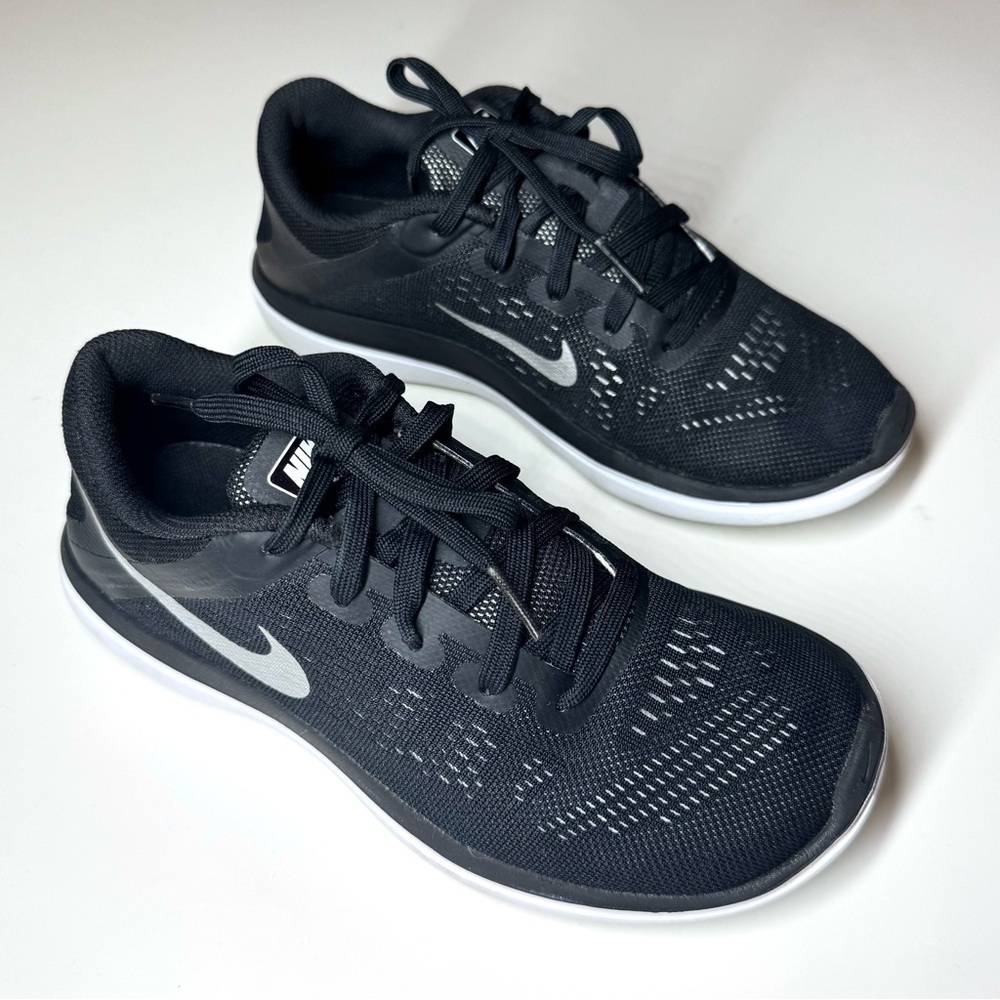 Nike Kids Flex 2016 Run Black Mesh Sneakers with White Accents Size- 4Y - Picture 4 of 10